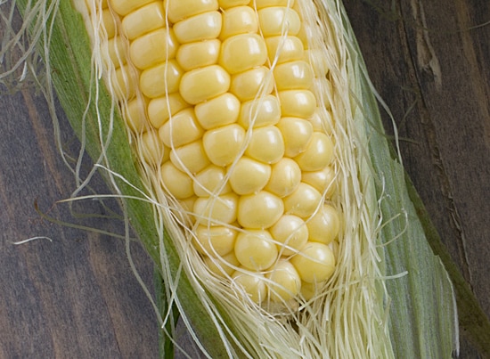 https://ohmyveggies.com/wp-content/uploads/2011/07/fresh_corn_for_pizza.jpg