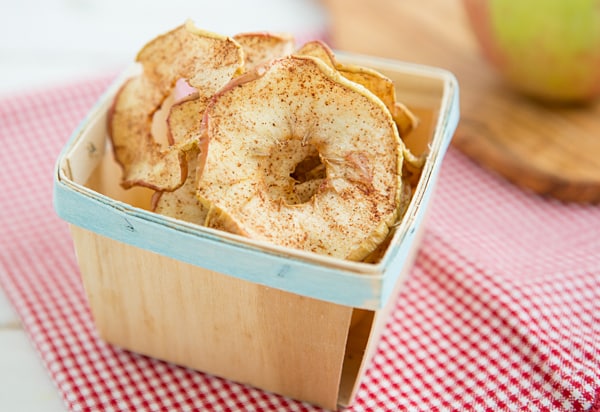 https://ohmyveggies.com/wp-content/uploads/2013/10/soft_and_chewy_spiced_apple_rings_recipe.jpg