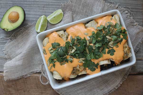 Vegane Enchiladas aus schwarzen Bohnen mit gerösteter Cashewcreme aus rotem Pfeffer