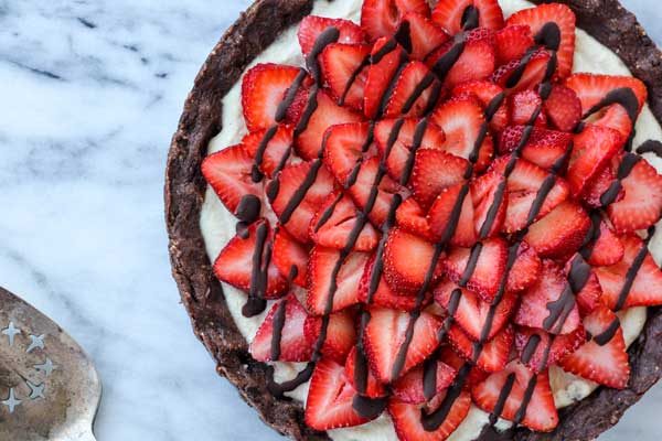 Raw Strawberry-Chocolate Dessert Pizza