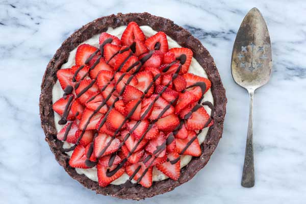 Raw Strawberry-Chocolate Dessert Pizza