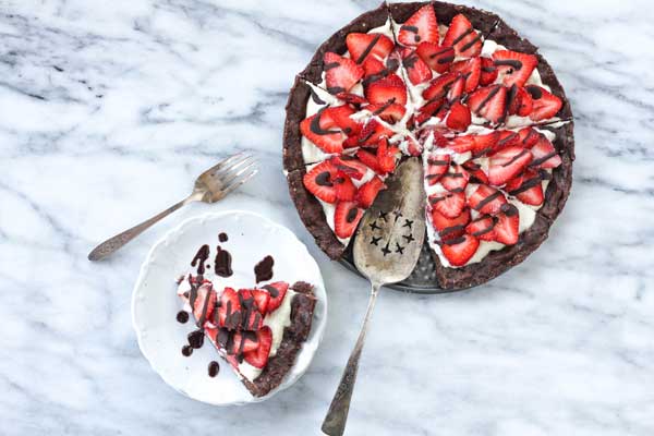 Raw Strawberry Chocolate Dessert Pizza