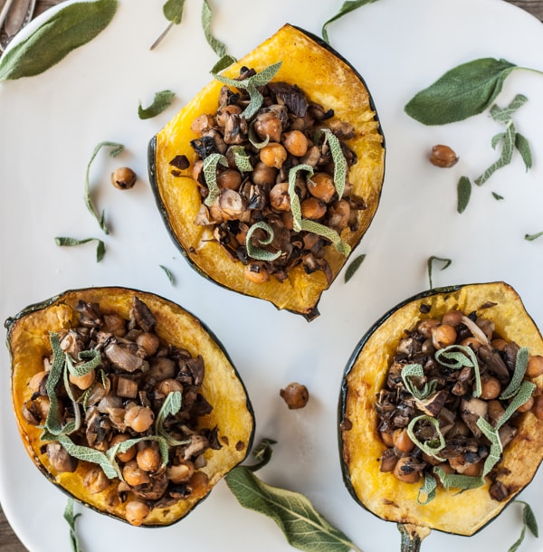 stuffed acorn squash with mushrooms and chickepas