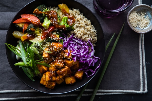 korejské Barbecue Tofu mísy s míchanou zeleninou Quinoa