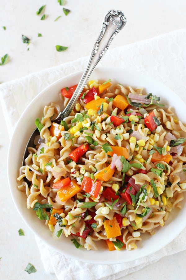 Insalata di pasta al peperone e mais