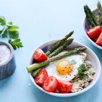 Savory Oatmeal with Fried Eggs, Asparagus and Tomatoes