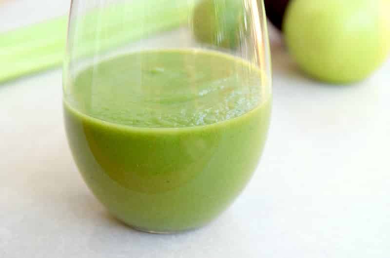 20 Healthy Green Smoothie Recipes: Dandelion Detox Green Smoothie