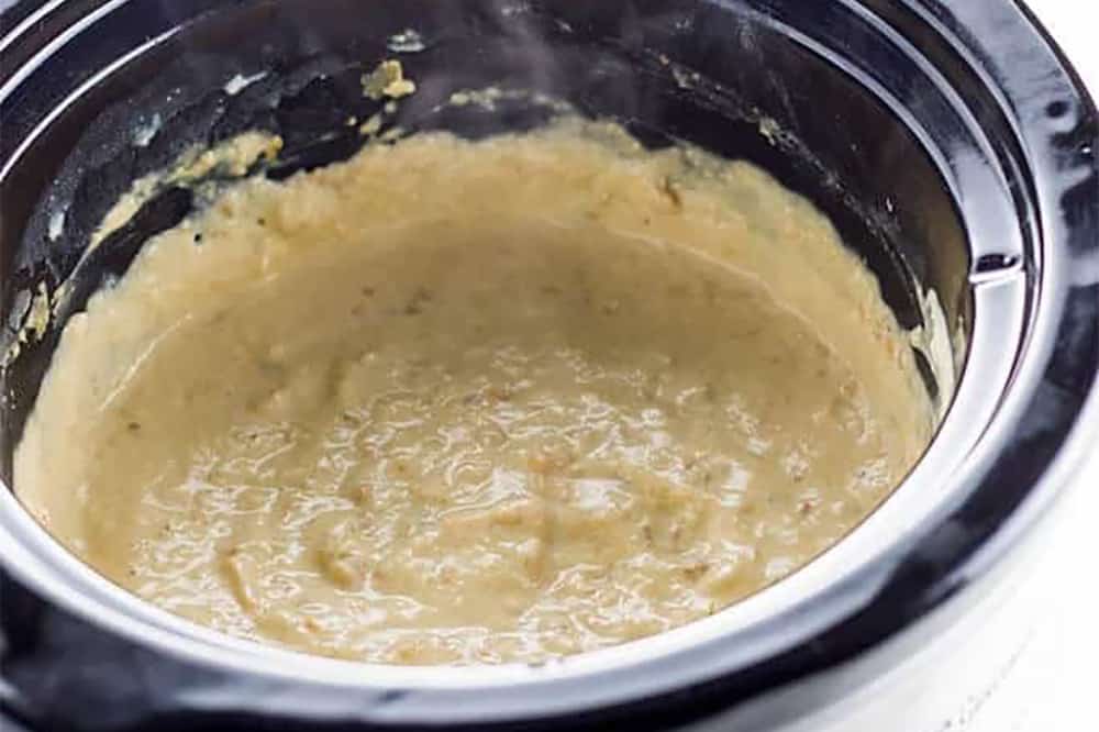 10 No Fuss Vegetarian Crockpot Dips: Crockpot Queso Dip