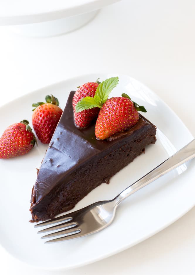25 Drool-Worthy Chocolate Cake Recipes: Flourless Chocolate Cake with Chocolate Ganache