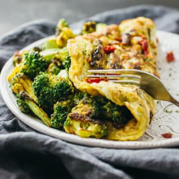 15 Irresistible Vegetarian Omelets to Make for Breakfast: Curried Omelette with Broccoli and Sun-Dried Tomatoes