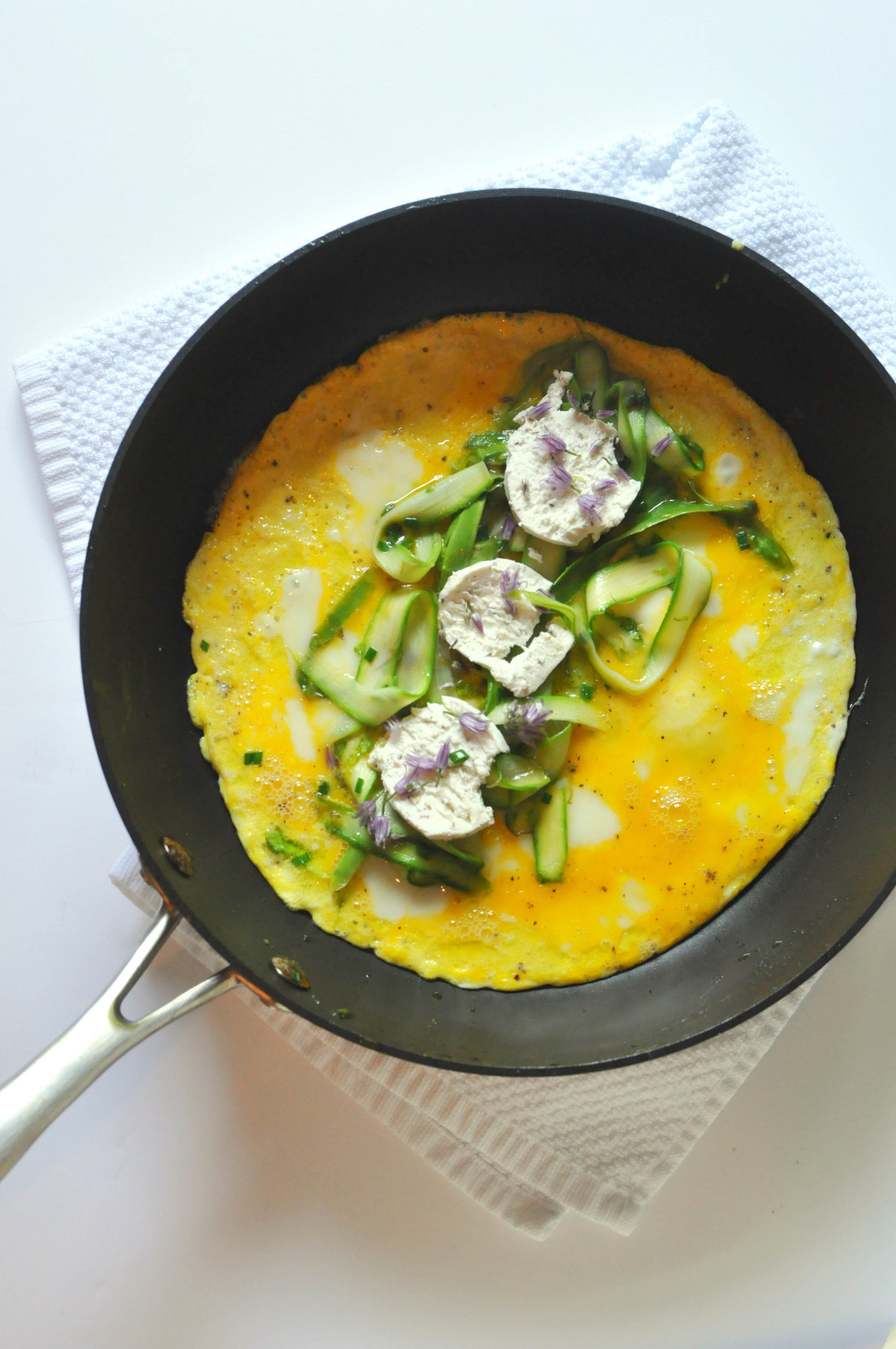 15 Irresistible Vegetarian Omelets to Make for Breakfast: Spring Farmers Market Omelette