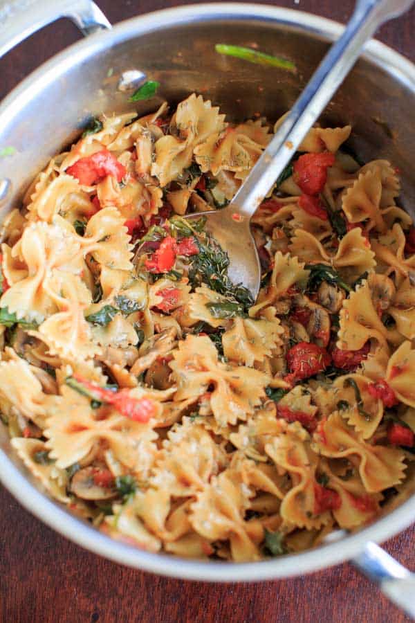 18 Vegetarian One-Pot Pasta Recipes for Busy Weeknights: One-Pot Spinach and Mushroom Bowtie Pasta