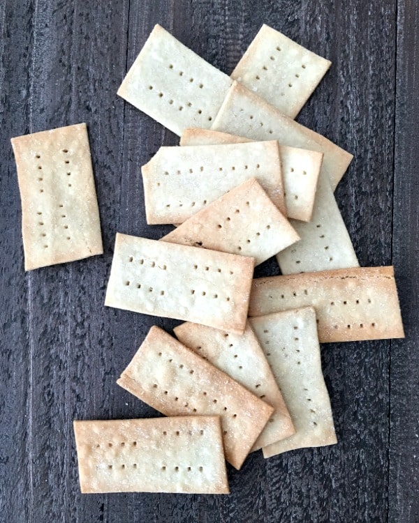 https://ohmyveggies.com/wp-content/uploads/2017/10/Salt-and-Vinegar-Crackers-Vegan-@spabettie.jpg