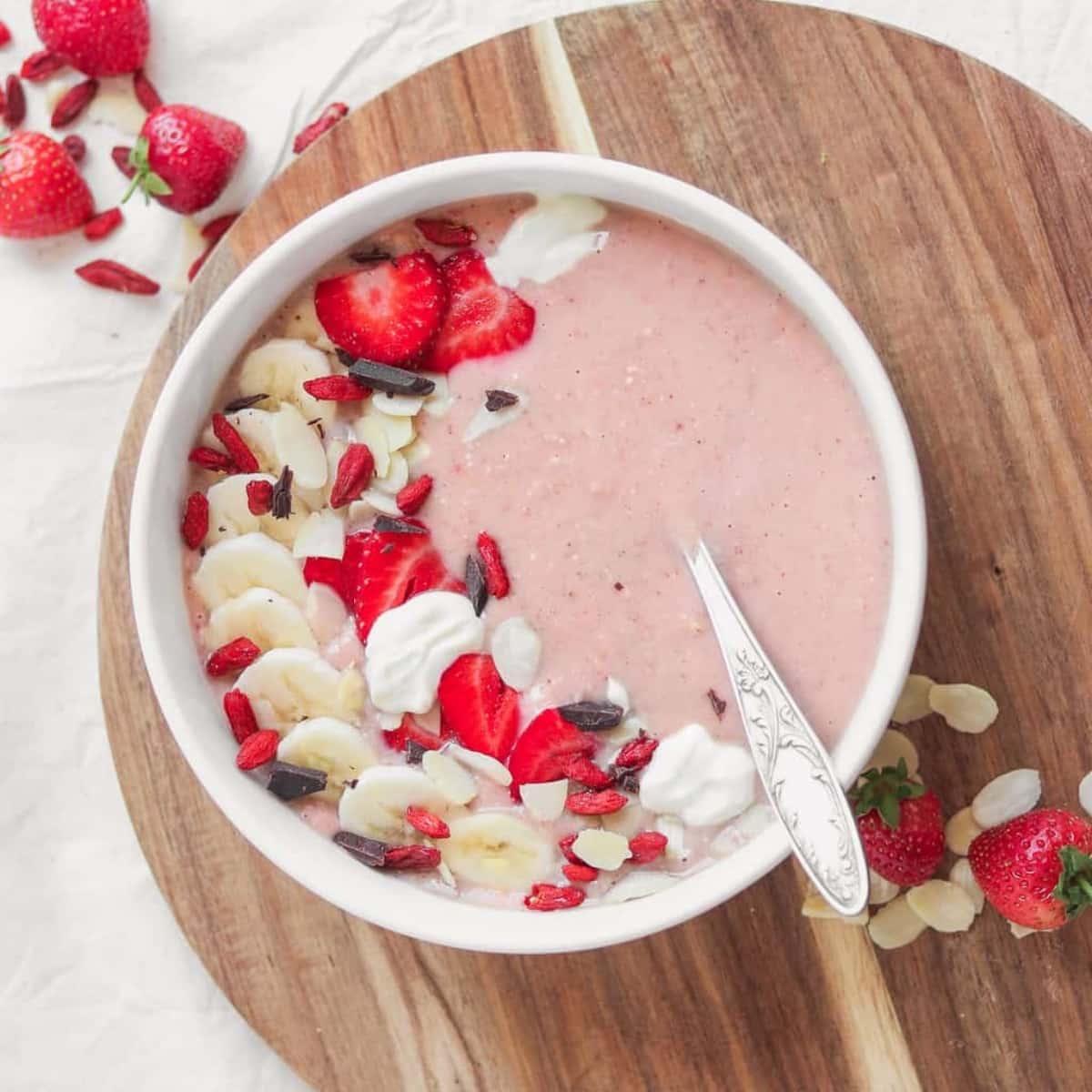 Strawberry Banana Protein Smoothie Bowl –