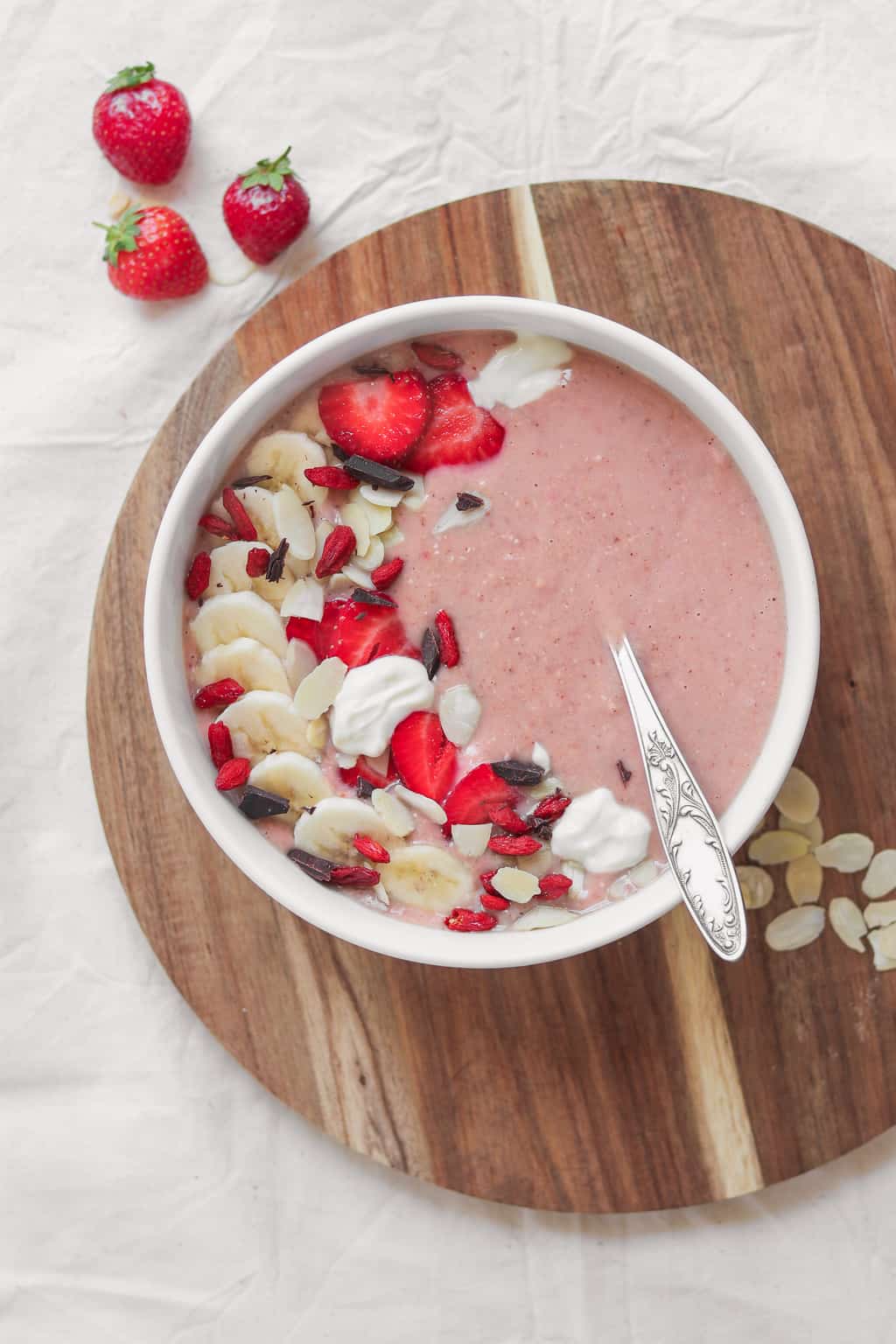 Strawberry Banana Protein Smoothie Bowl –