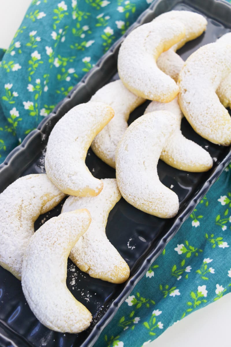 italian almond crescent cookies