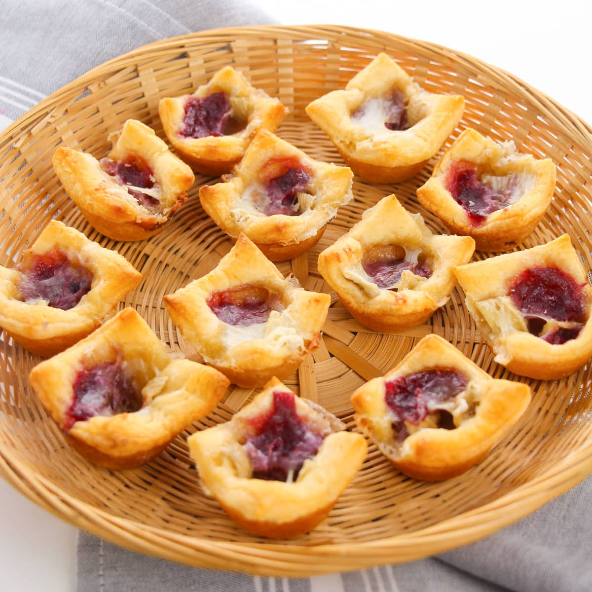 cranberry brie bites