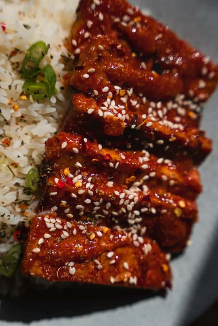 Baked tempeh with rice and sesame seeds