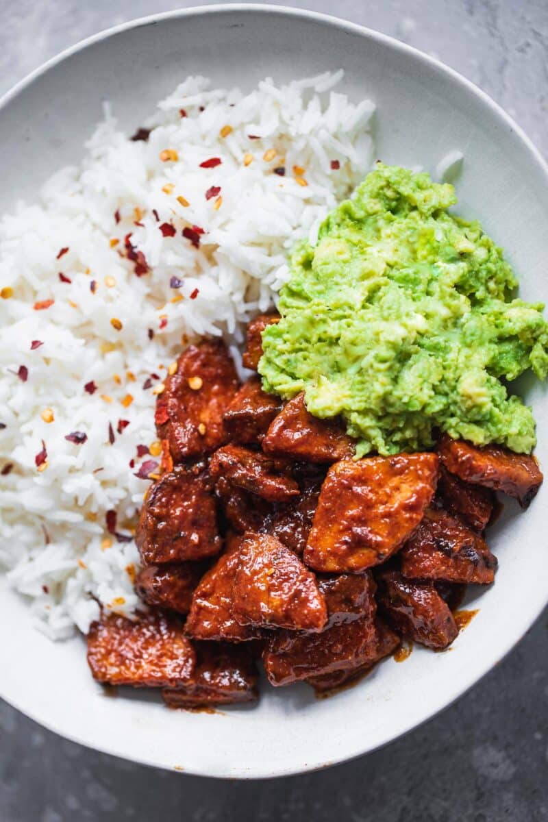Bowl with tempeh, rice and avocado