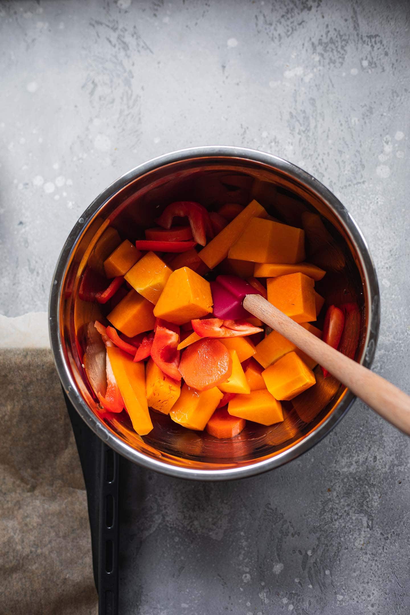Butternut squash, peppers and carrots in a bowl
