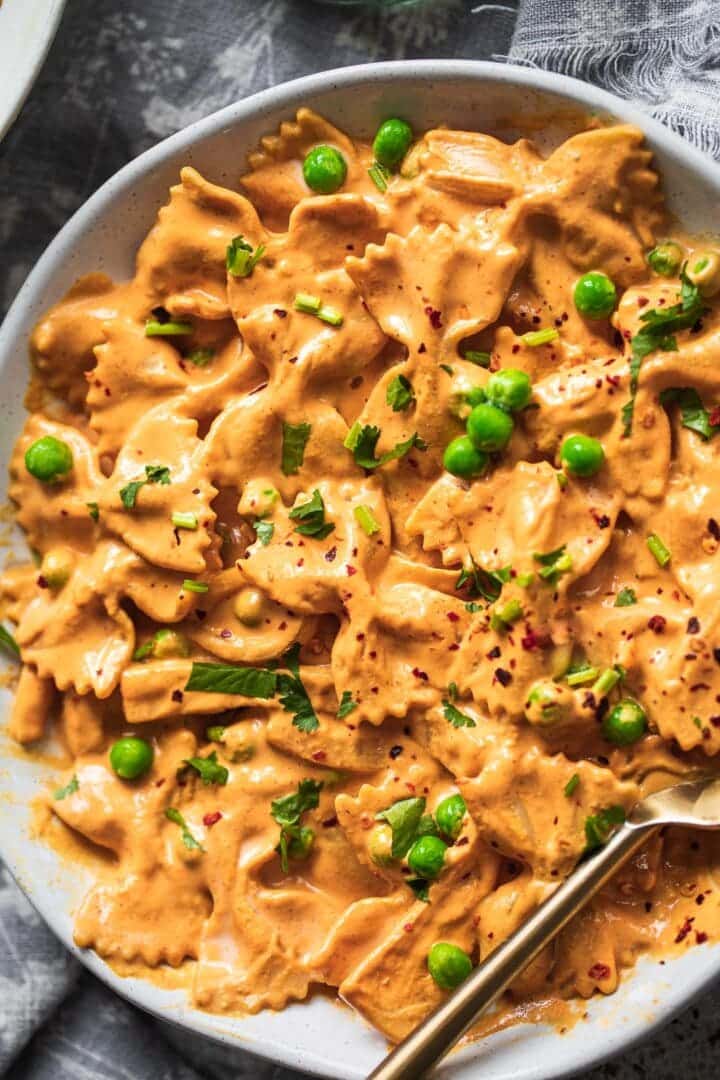 Dairy-free red pepper pasta with green peasDairy-free red pepper pasta with green peas