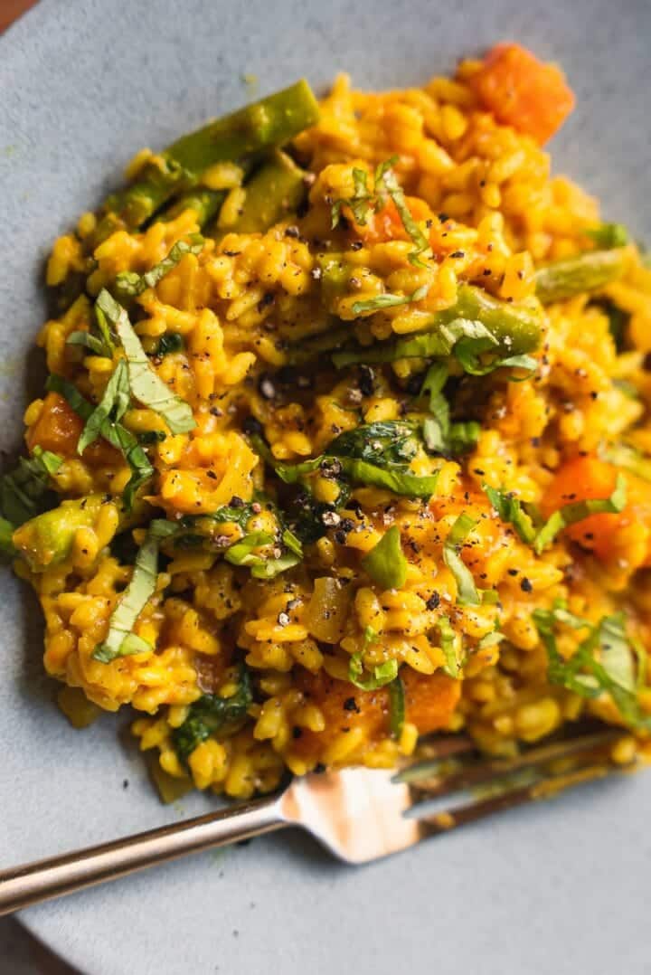 Dairy-free risotto with spinach and asparagus