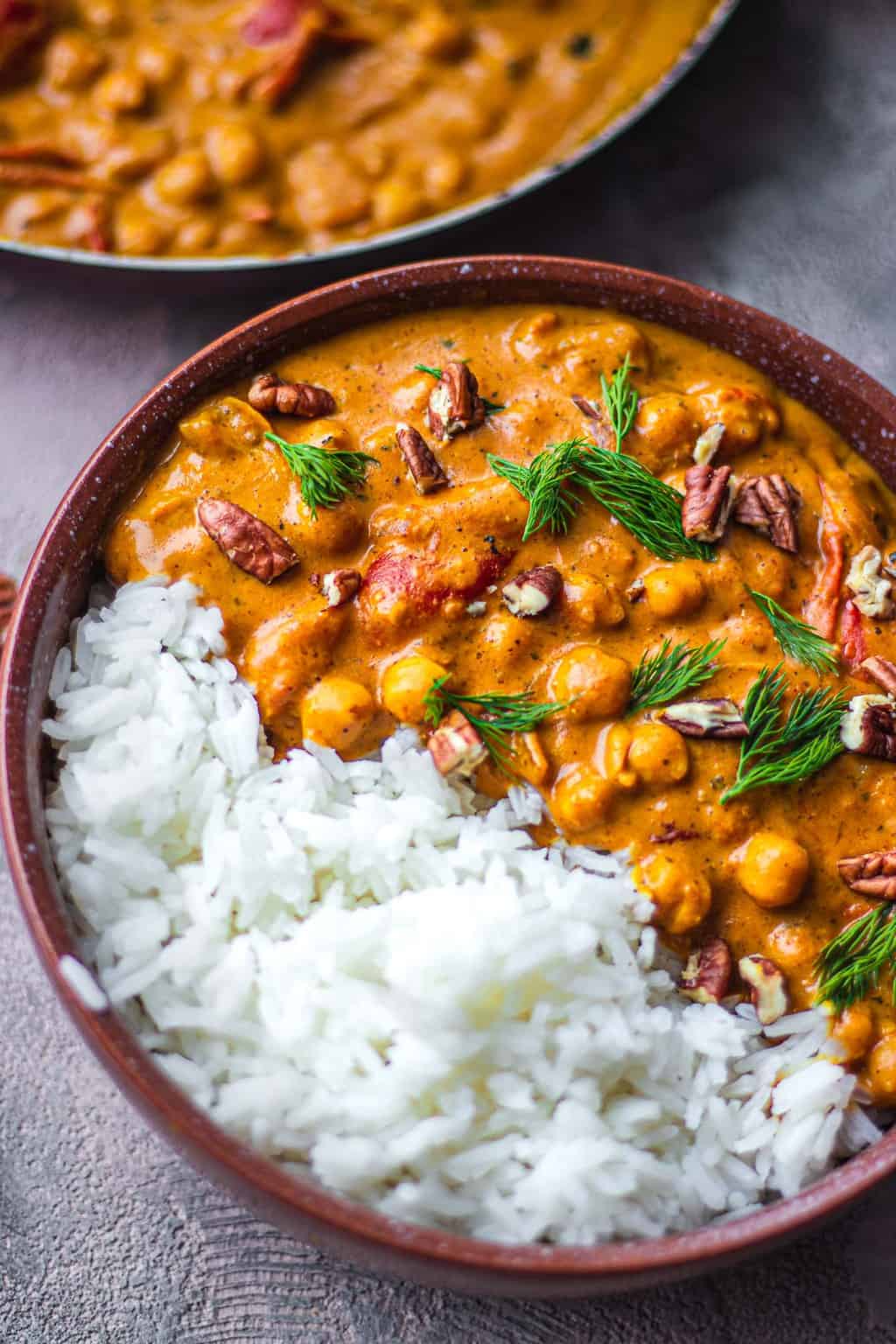 Bowl with vegan chickpeas in a curry sauce and rice