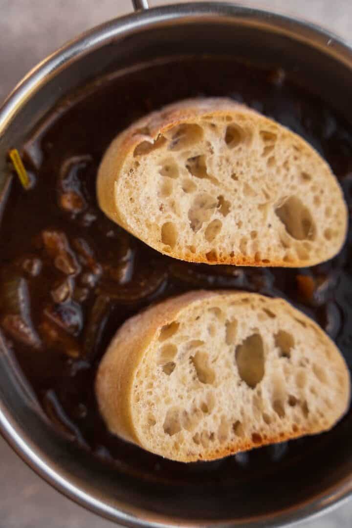 French onion soup with baguette