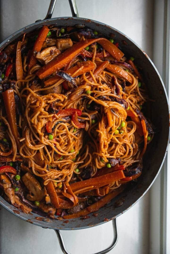 Frying pan with spaghetti and vegetables