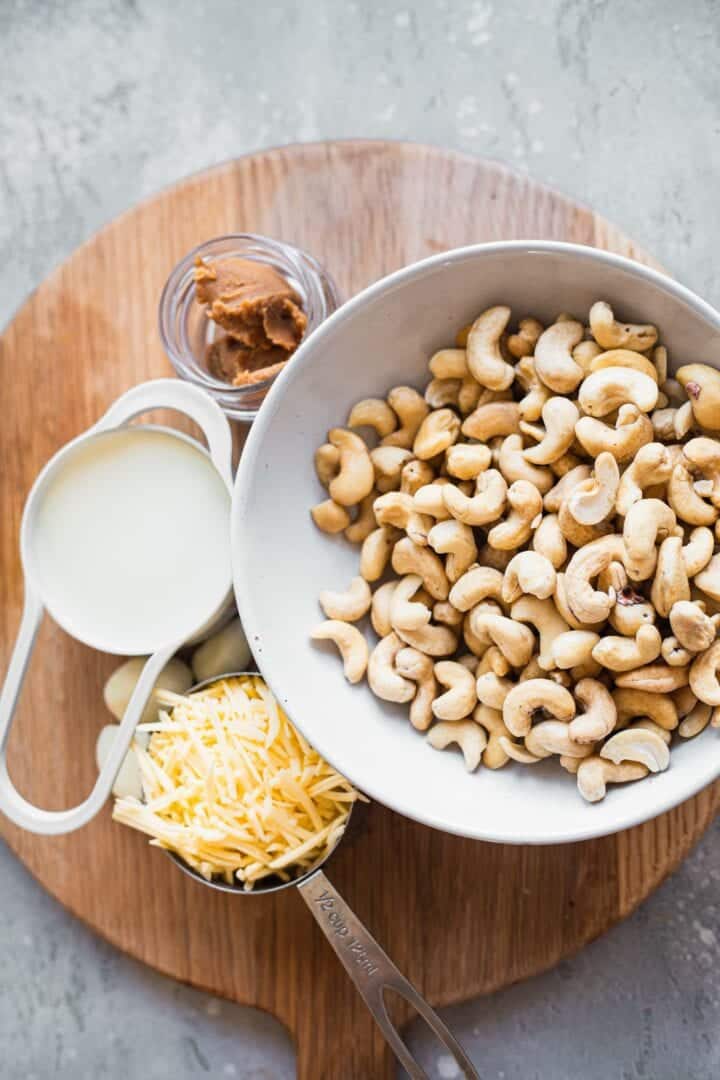 Ingredients for a garlic cashew dip