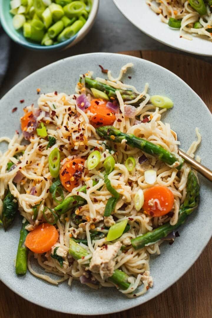 Noodles with carrots, tofu and asparagus
