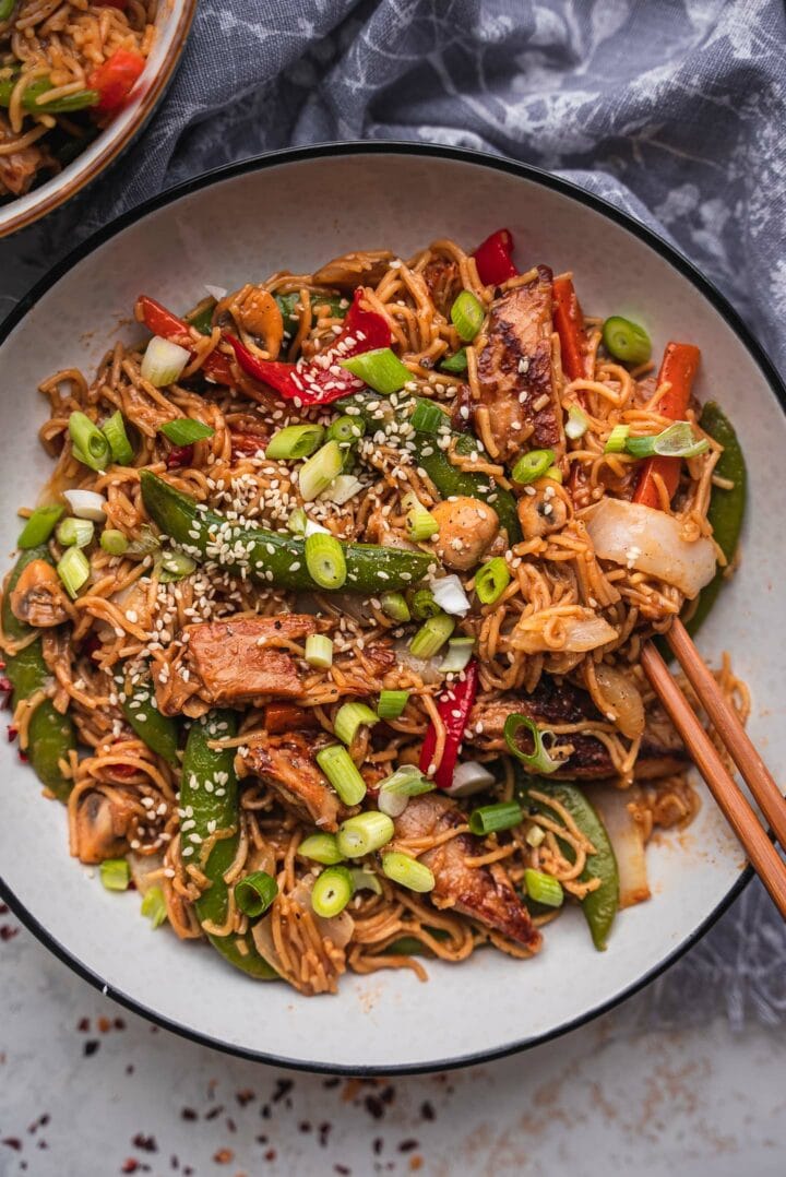 Noodles with vegetables and vegan chicken