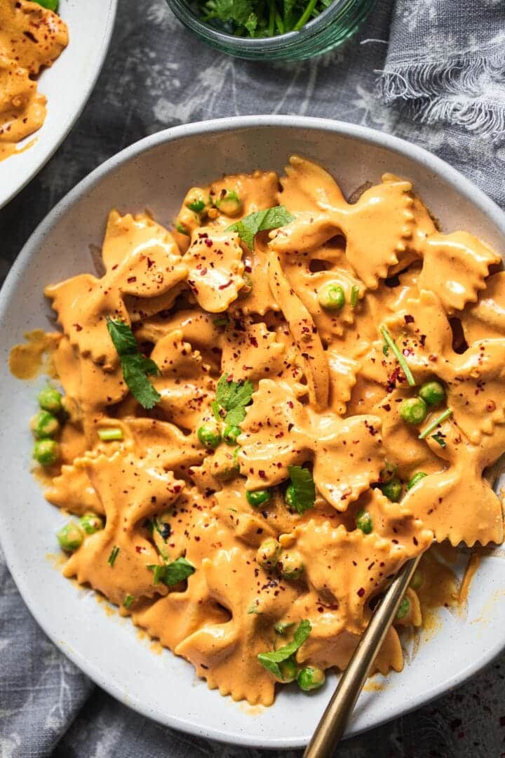 Red pepper sauce with pasta and green peas