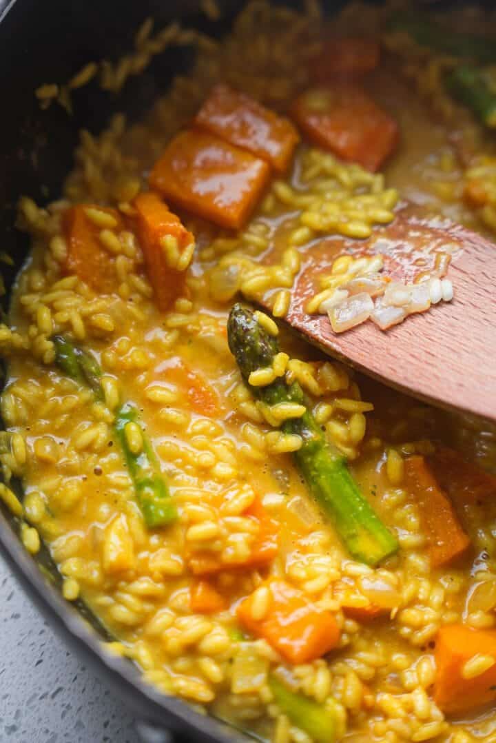 Risotto with asparagus in a frying pan