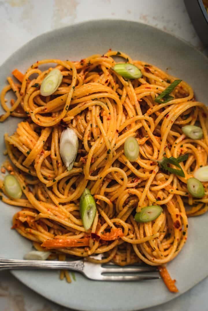 Spaghetti with peppers on a plate