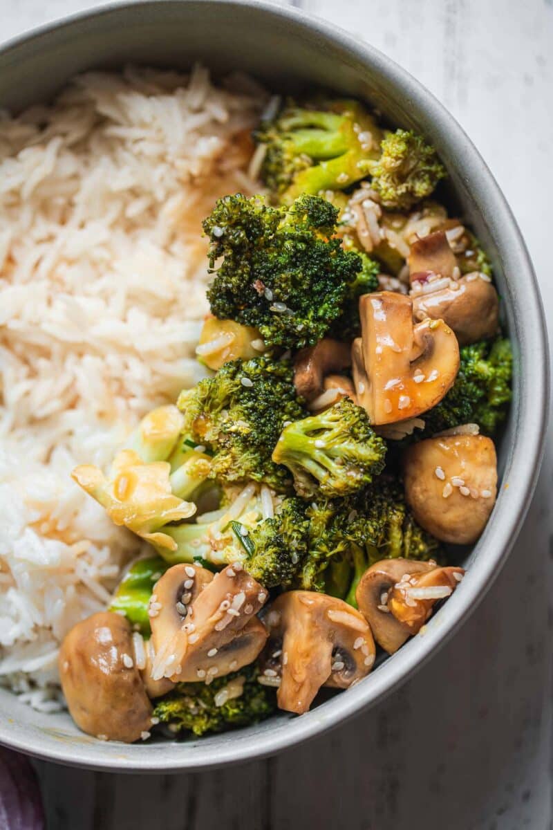 Stir-fried broccoli and mushrooms with rice