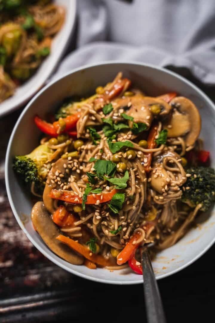 Stir-fry with noodles and vegetables