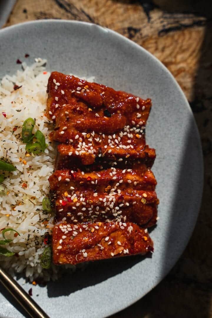 Tempeh with sesame seeds and rice