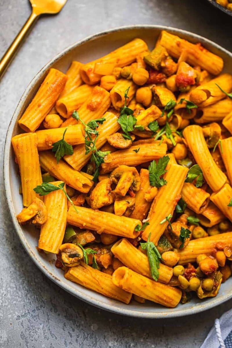 Vegan pasta with chickpeas and mushrooms