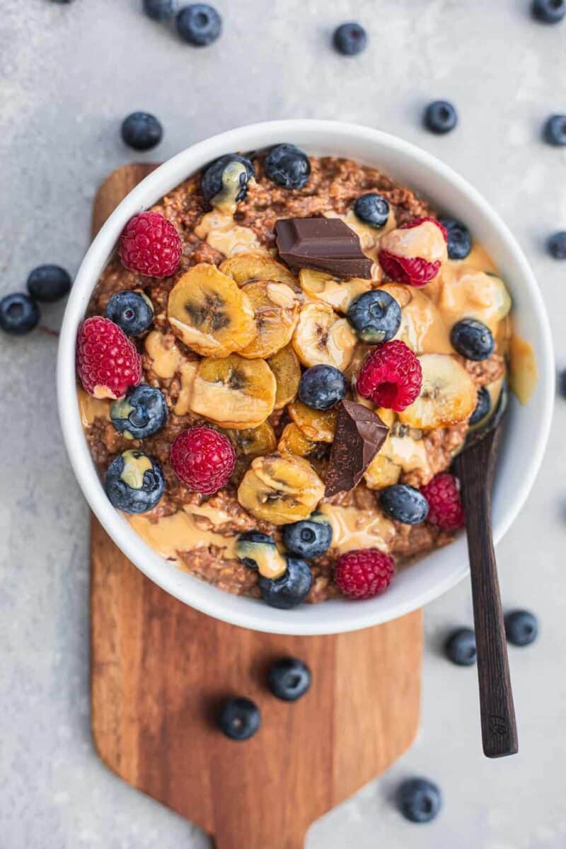 Vegan chocolate porridge with banana and fruit
