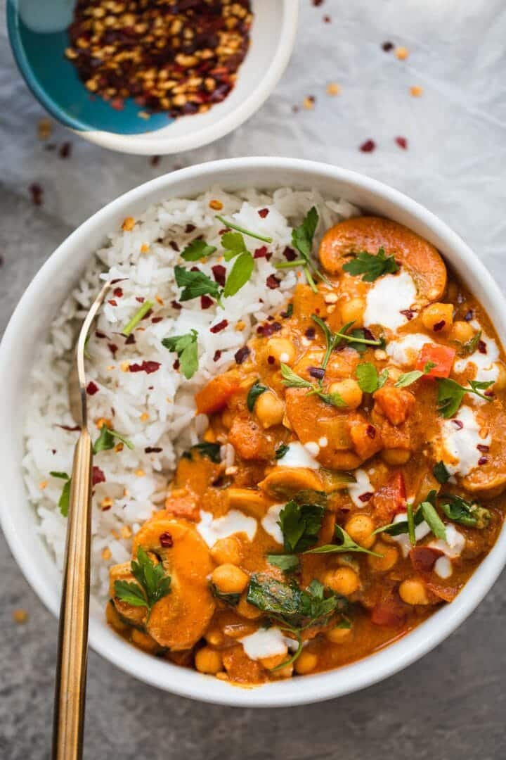 Vegan curry with chickpeas and spinach in a bowl with rice