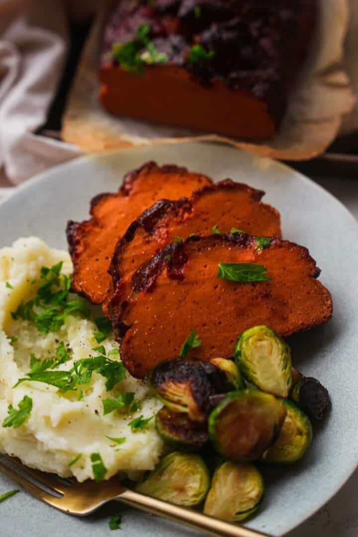 Vegan roast with mashed potatoes