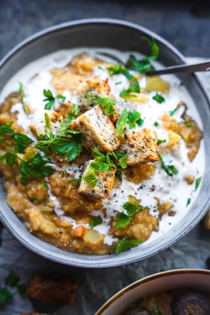 Vegan split pea soup with croutons