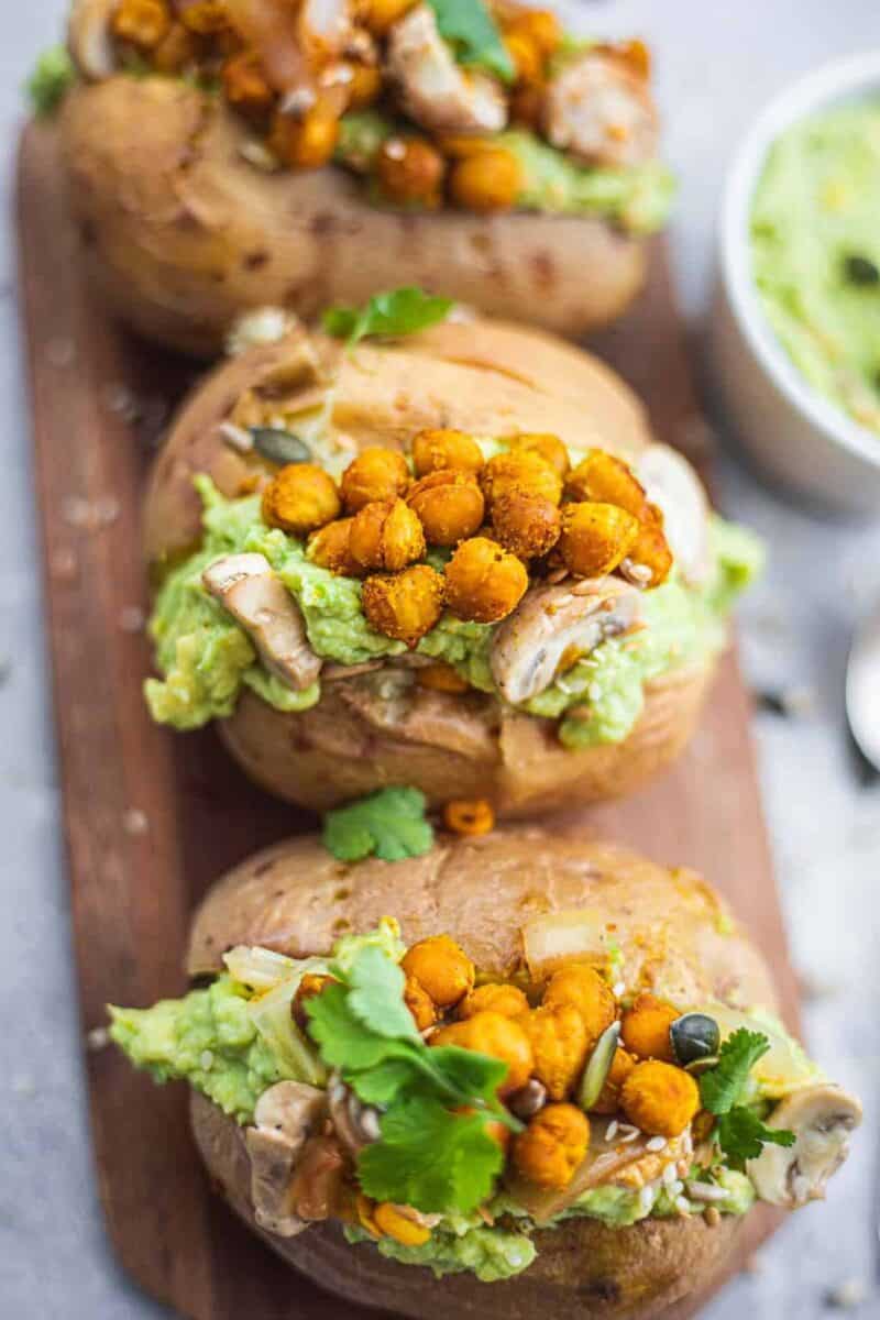 Jacket potatoes with chickpeas and avocado sauce