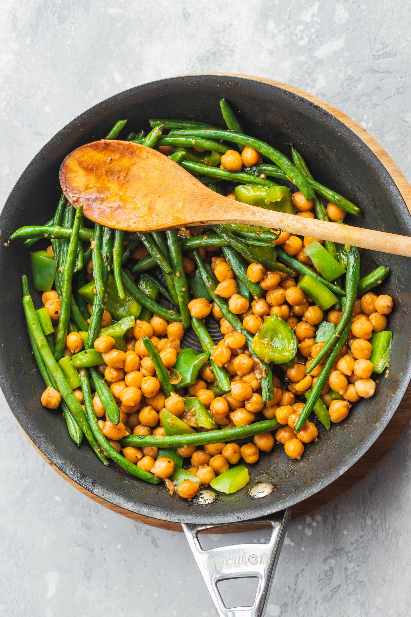 Frying pan with sweet and sour chickpeas and green beans