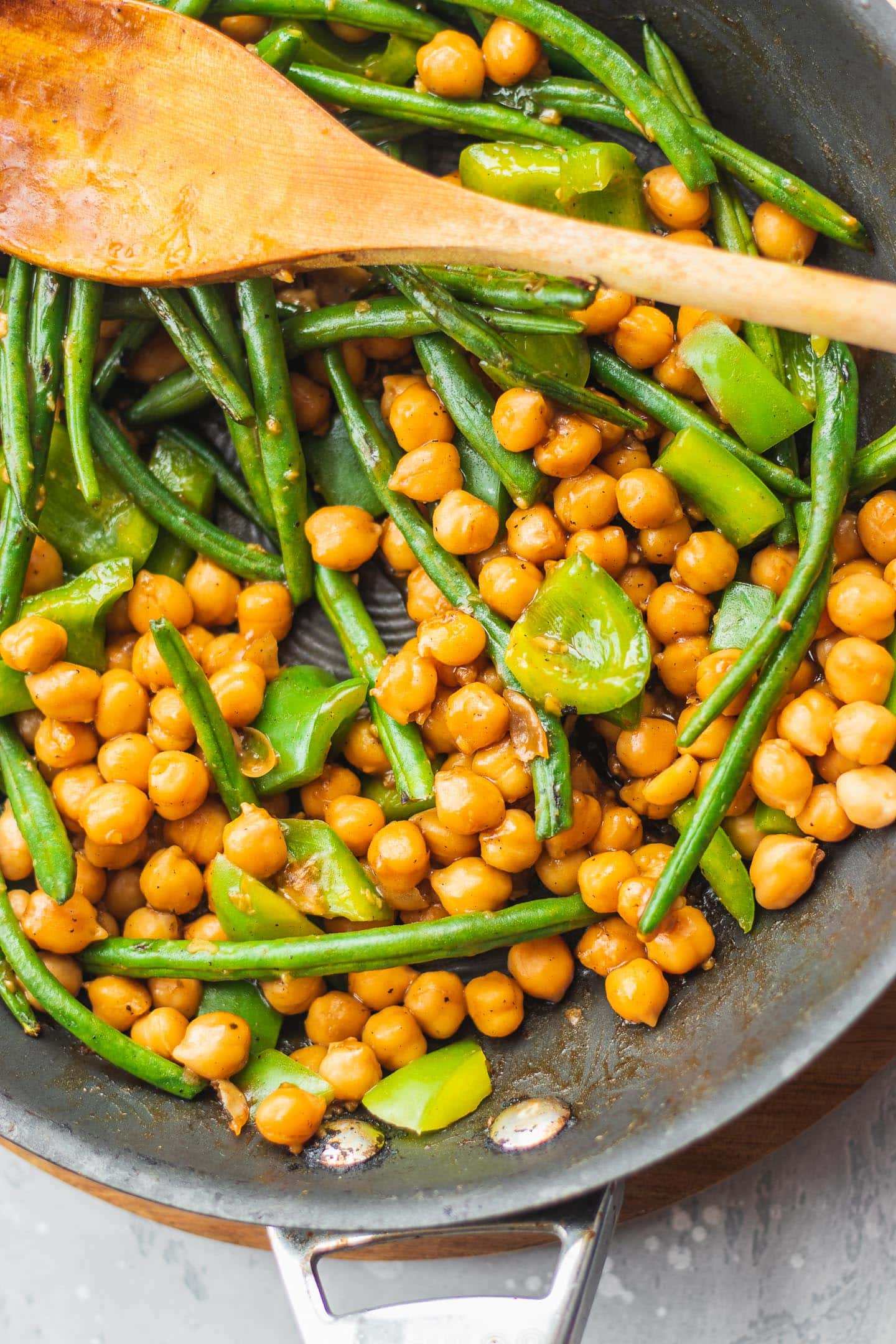 Frying pan with sweet and sour chickpeas and green beans