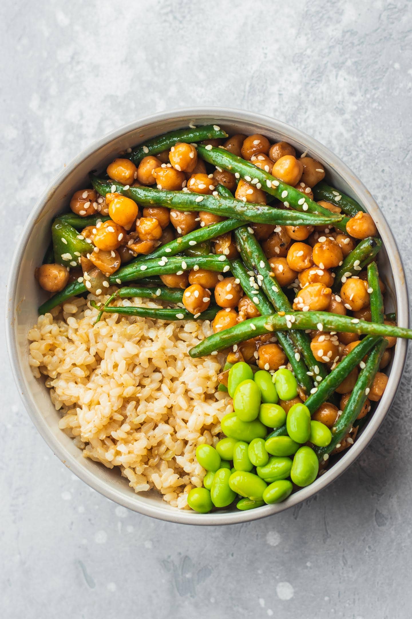 Bowl with sweet and sour chickpeas and green beans 