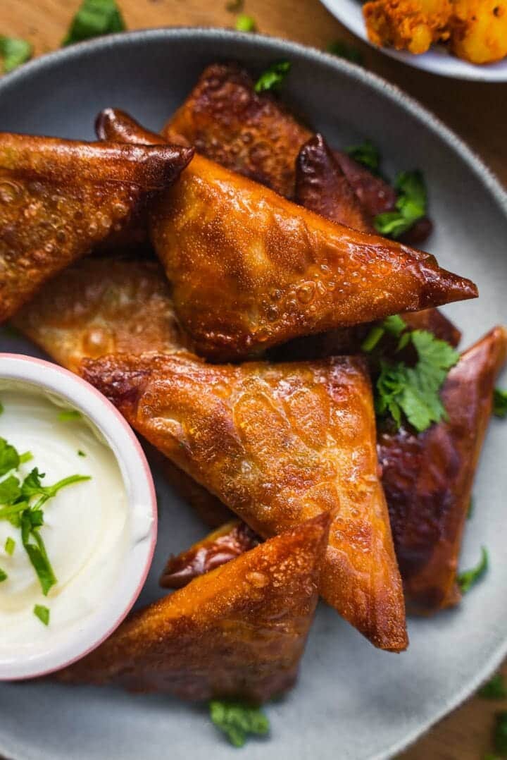 Vegetable samosas with a yogurt dip