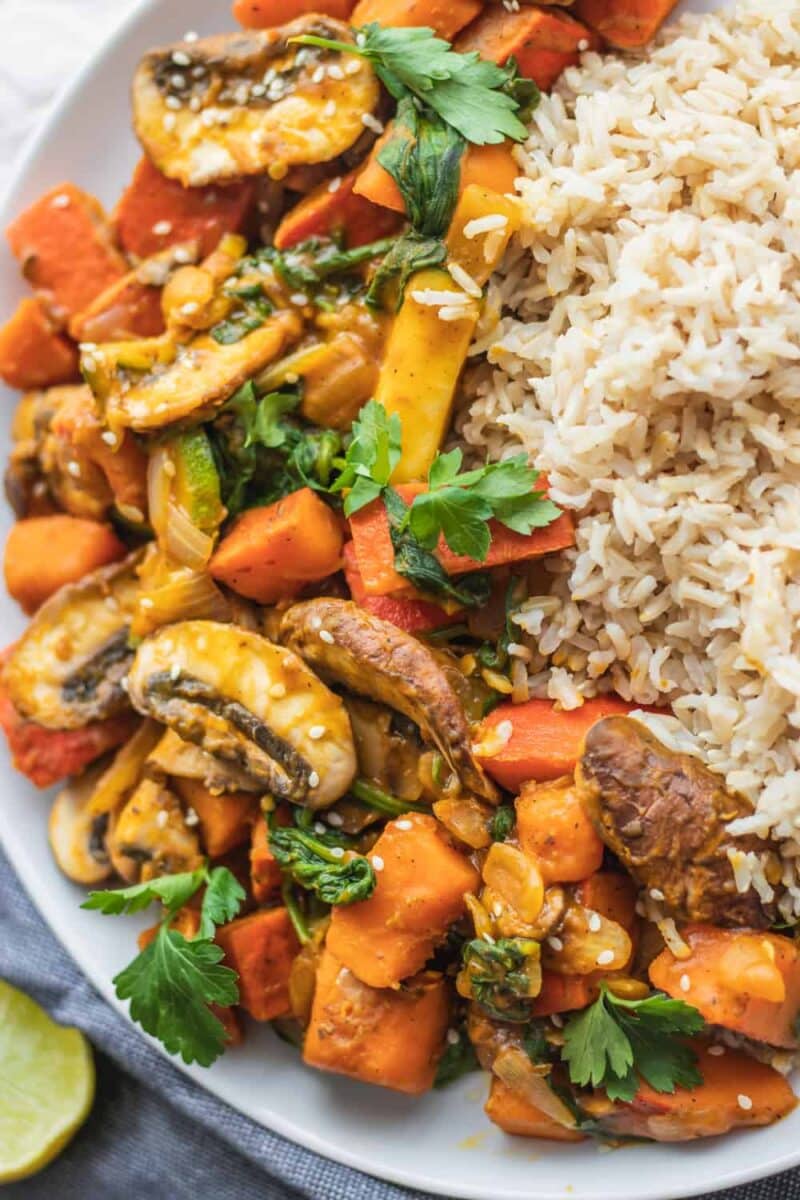 Vegan stir-fry recipe with pumpkin, mushrooms and zucchini