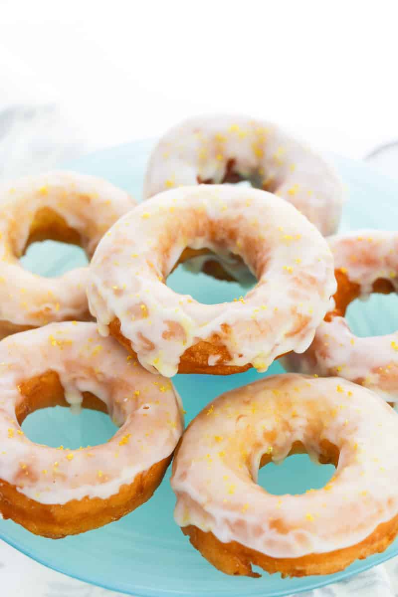 donuts de limón glaseados apilados en un plato azul